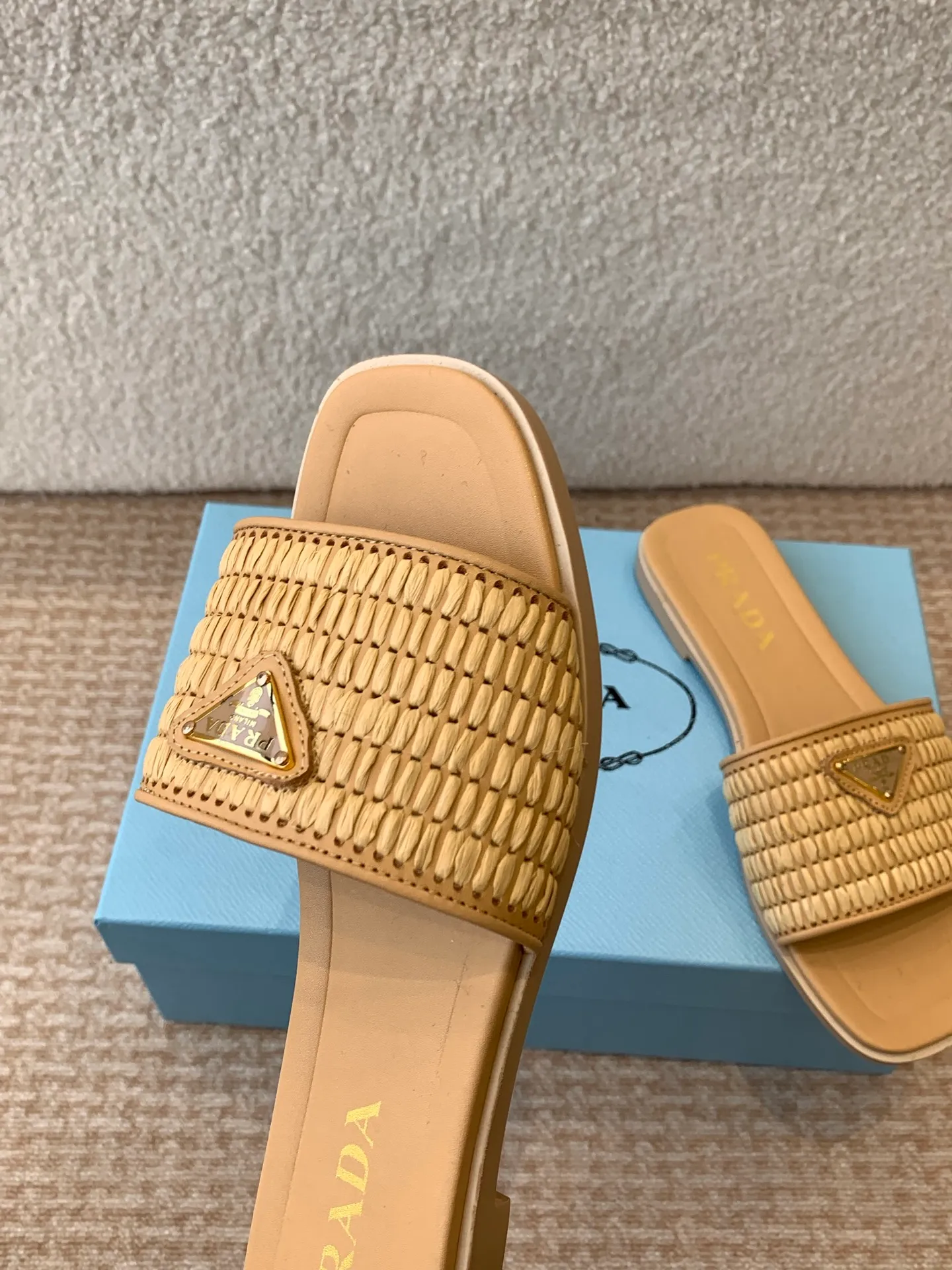 👟👟Ex-factory price 420👟👟 Prada 25ss new spring and summer Prada woven slippers Modern lines and original architectural volumes define these complex charms. The iconic geometric shape of the Prada triangle inspires the heel design, highlighting the taper and soft curves with a unique modern touch.  Upper: original woven upper, lining cowhide, outsole: Italian genuine leather outsole Size: #35-42 (40, 41, 42 customized, non-refundable)